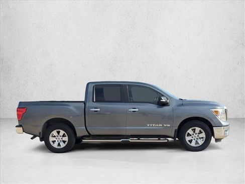 Used 2018 Nissan Titan SV image 4