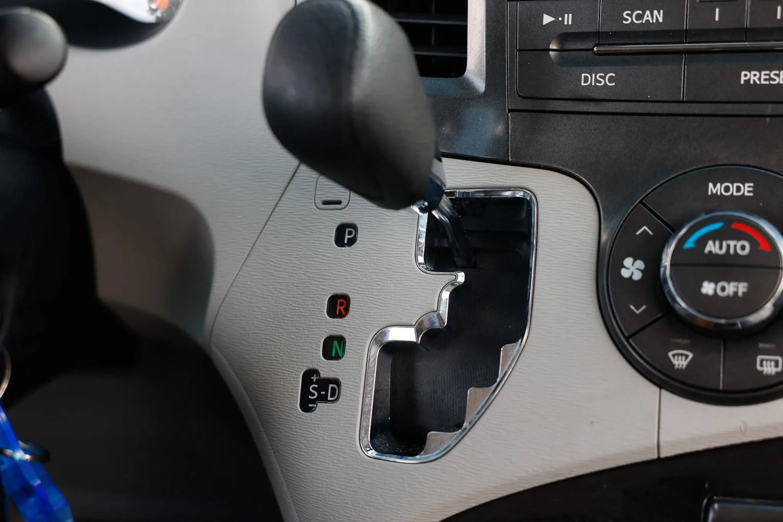 Used 2014 Toyota Sienna LE FWD image 40