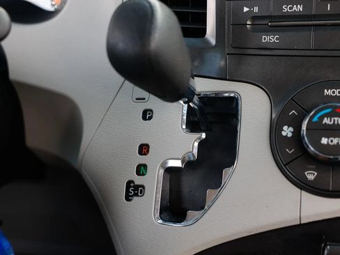 Used 2014 Toyota Sienna LE FWD image 40