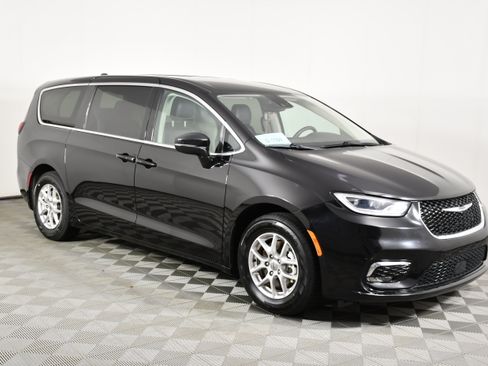 Used 2024 Chrysler Pacifica Touring-L FWD image 4