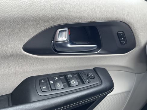 Used 2022 Chrysler Pacifica Touring-L FWD image 21