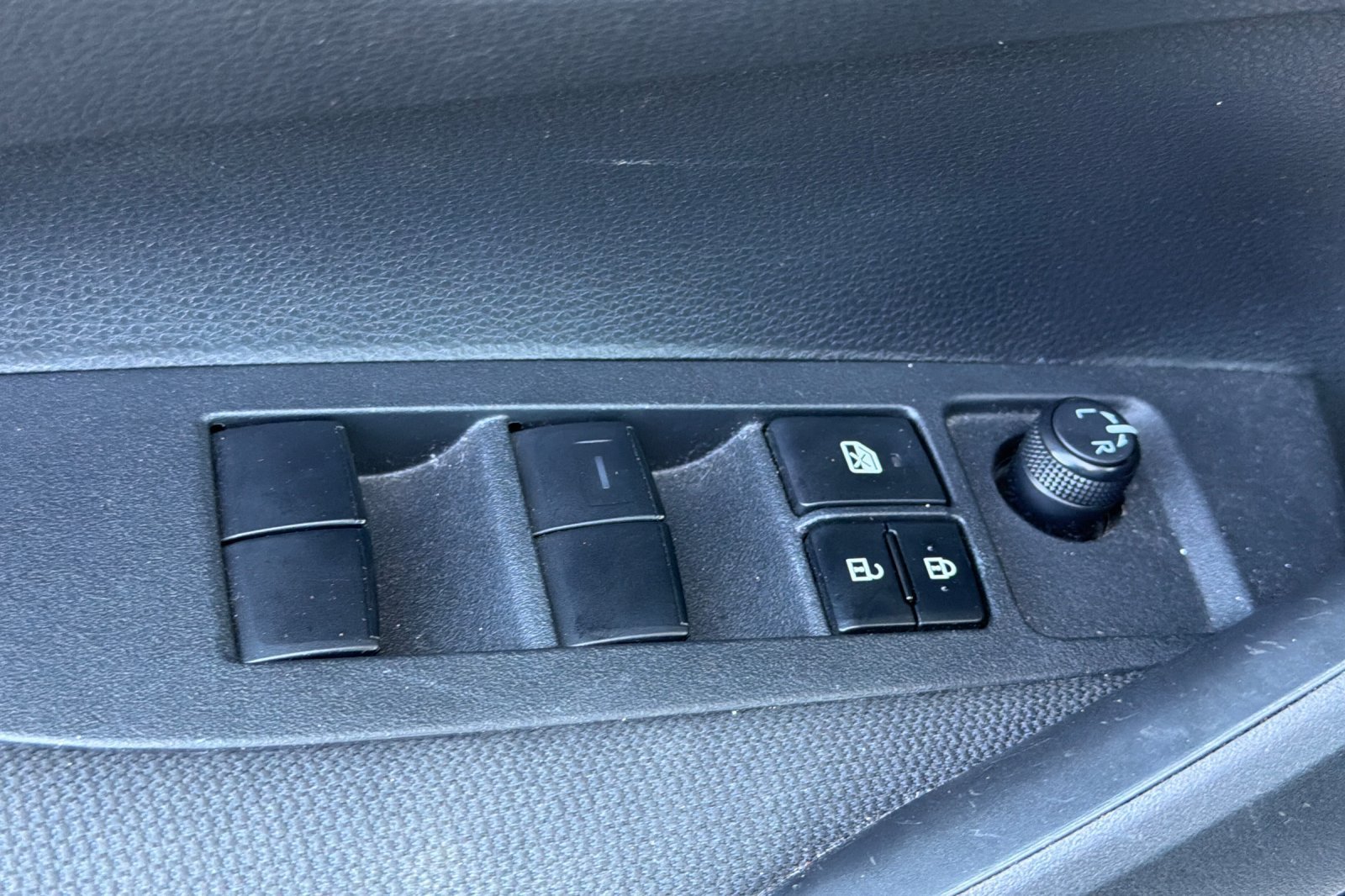 Used 2020 Toyota Corolla LE FWD image 14