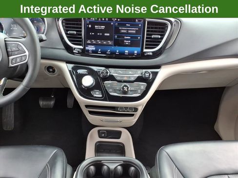 Used 2023 Chrysler Pacifica Touring-L FWD image 16