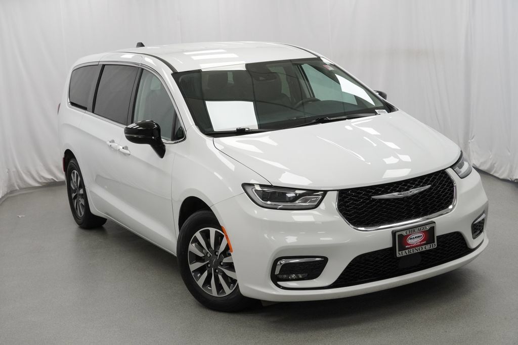 Used 2024 Chrysler Pacifica Limited FWD image 15