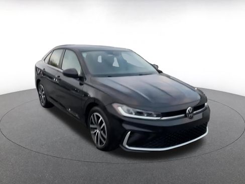 Used 2025 Volkswagen Jetta SE image 3