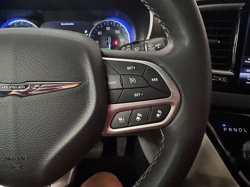 Used 2023 Chrysler Pacifica Touring-L FWD image 27