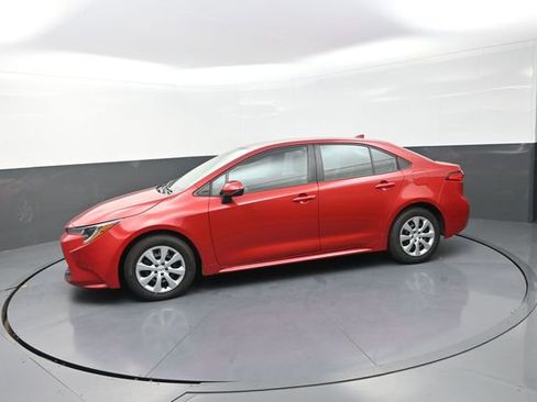 Used 2021 Toyota Corolla LE FWD image 31