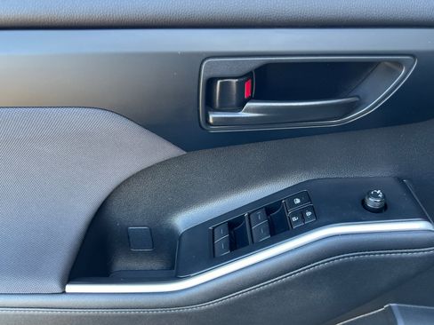 Used 2024 Toyota Highlander LE image 11