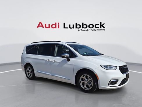 Used 2023 Chrysler Pacifica Limited FWD image 2