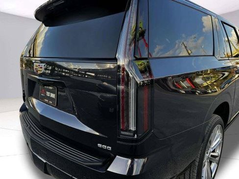 Used 2025 Cadillac Escalade ESV Sport w/ Touring Package AWD/4WD image 15