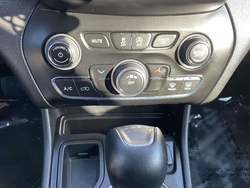 Used 2019 Jeep Cherokee Latitude Plus image 40