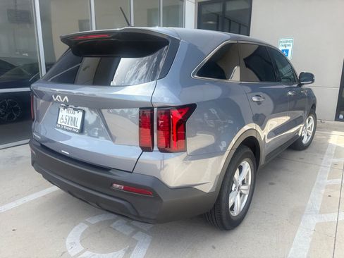 Used 2023 Kia Sorento LX FWD image 5