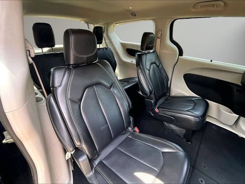 Used 2023 Chrysler Pacifica Touring-L FWD image 24