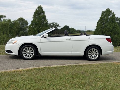 Used 2012 Chrysler 200 Touring FWD image 2