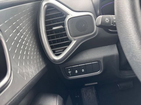 Used 2025 Kia Soul LX w/ LX Technology Package FWD image 32