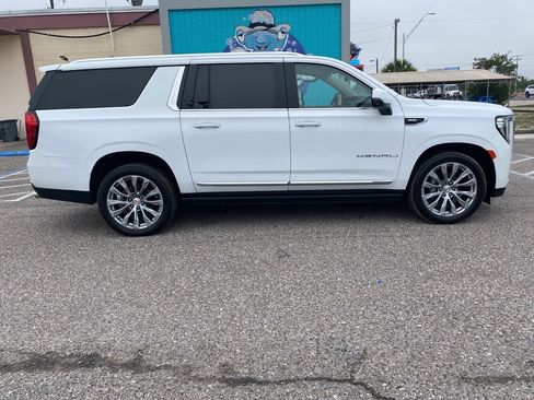Used 2021 GMC Yukon XL Denali w/ Denali Premium Package image 2