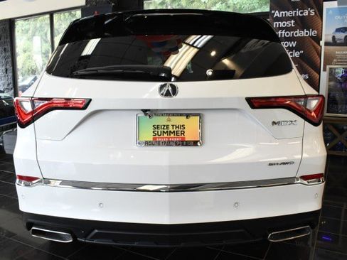 Used 2023 Acura MDX SH-AWD w/ Technology Package image 9