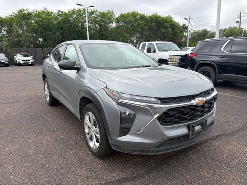 Used 2025 Chevrolet Trax LS w/ Driver Confidence Package FWD image 1