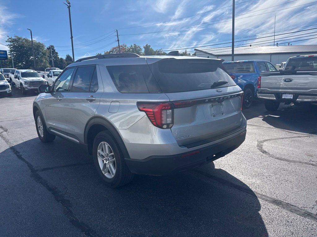 Used 2025 Ford Explorer Active AWD/4WD image 3