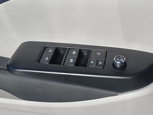 Used 2019 Toyota Highlander LE image 24