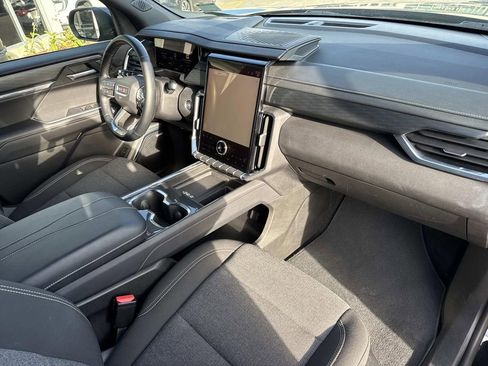 Used 2025 GMC Acadia Elevation image 13