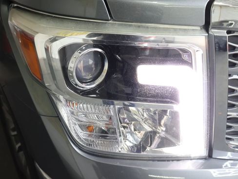 Used 2017 Nissan Titan SL image 26