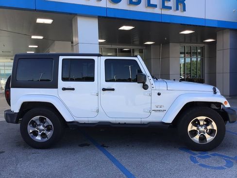 Used 2017 Jeep Wrangler Unlimited Sahara w/ Max Tow Package AWD/4WD image 6