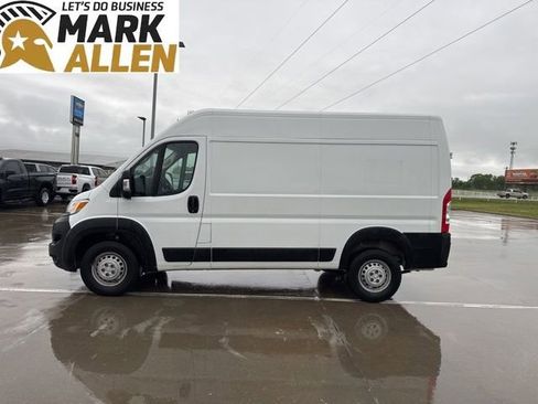 Used 2025 RAM ProMaster 2500 w/ Convenience Group FWD image 3