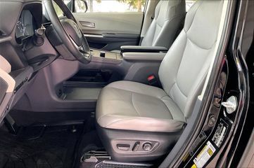 Used 2023 Toyota Sienna XLE FWD image 13