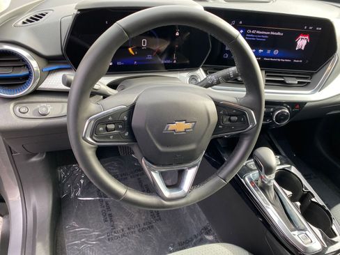 Used 2025 Chevrolet Trax LT w/ LT Convenience Package image 28