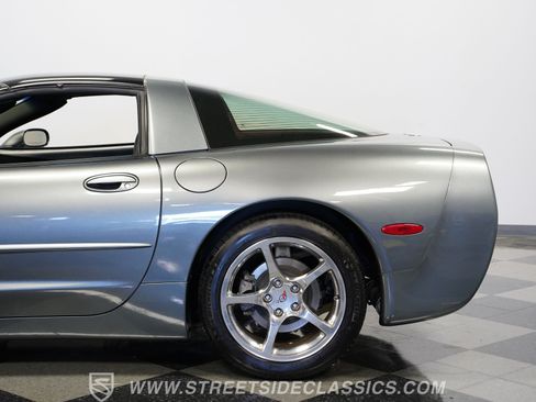 Used 2003 Chevrolet Corvette Coupe w/ Preferred Equipment Group RWD image 25
