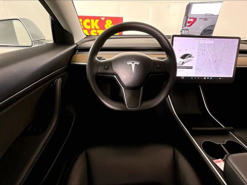 Used 2020 Tesla Model 3 Standard Range Plus image 5