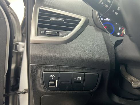 Used 2016 Hyundai Veloster w/ Option Group 02 FWD image 18