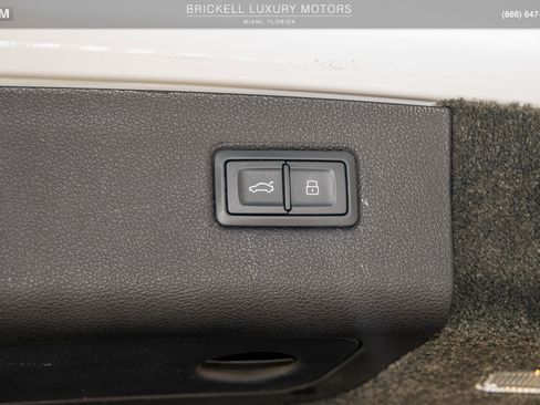 Used 2021 Bentley Bentayga Plug-In Hybrid AWD/4WD image 18