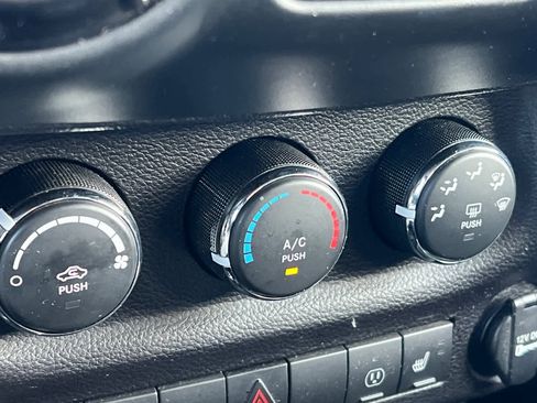 Used 2017 Jeep Wrangler Unlimited Sahara image 21