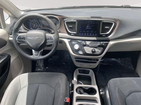 Used 2017 Chrysler Pacifica Touring FWD image 25