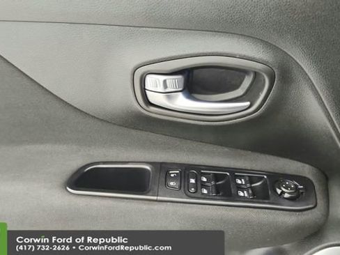 Used 2018 Jeep Renegade Latitude w/ Cold Weather Group image 18