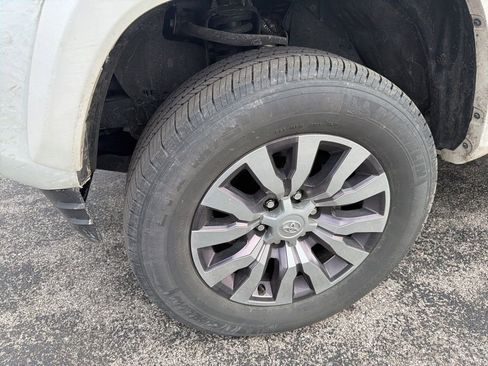 Used 2022 Toyota Tacoma Limited image 9