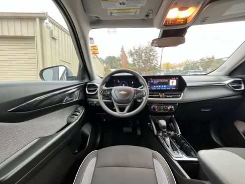 Used 2025 Chevrolet TrailBlazer LT image 32