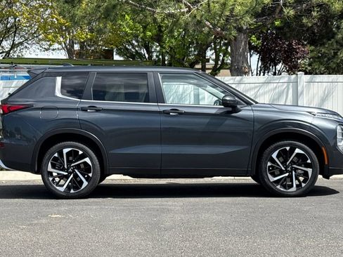 Used 2024 Mitsubishi Outlander SE AWD/4WD image 3