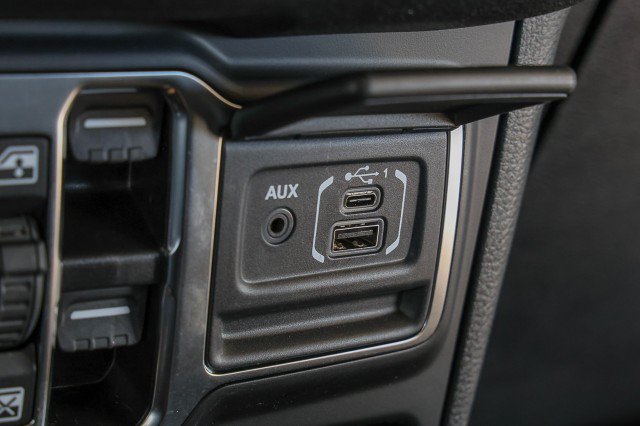 Used 2024 Jeep Wrangler Unlimited w/ Convenience Group AWD/4WD image 18