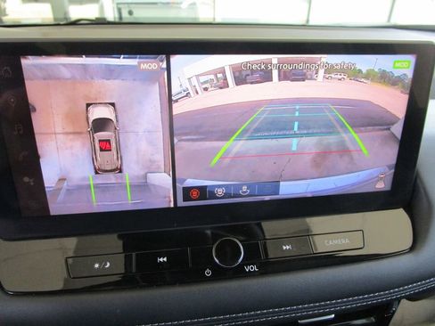 Used 2025 Nissan Rogue SL AWD/4WD image 43
