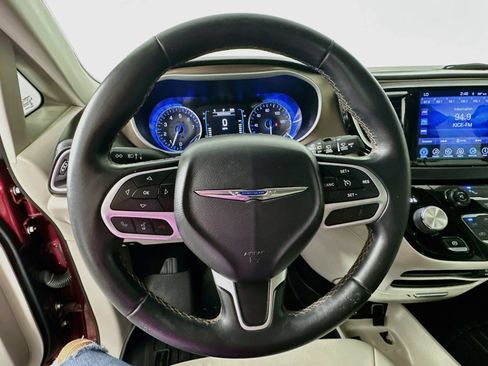 Used 2017 Chrysler Pacifica Touring-L FWD image 12