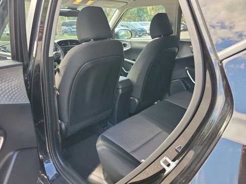 Used 2025 Kia Soul LX w/ LX Technology Package FWD image 8