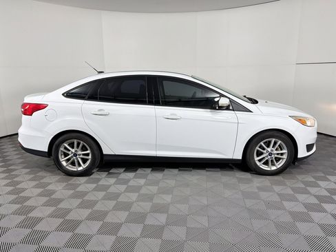 Used 2017 Ford Focus SE FWD image 8