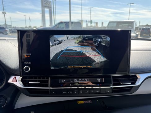 Used 2025 Toyota Sienna XLE image 22