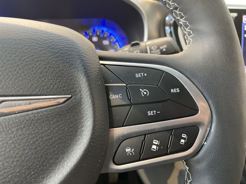 Used 2022 Chrysler Pacifica Touring-L image 24