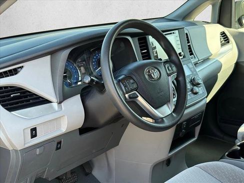 Used 2020 Toyota Sienna LE image 10