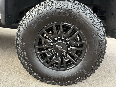 Used 2025 Chevrolet Silverado 2500 ZR2 w/ Technology Package image 15