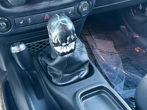 Used 2013 Jeep Wrangler Unlimited Rubicon w/ Connectivity Group image 26